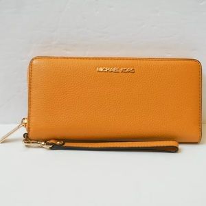 MICHAEL KORS JET SET TRAVEL LARGE CONTINENTAL WALLET $228